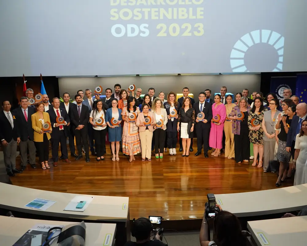 Participantes del encuentro de Pacto Global Paraguay reunidos en el escenario